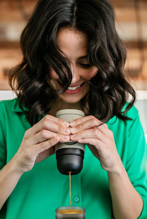 使用 Minipresso NS2 在任何地方沖泡，無縫流程和膠囊兼容性讓您每次都無需猜測即可沖泡出完美的濃縮咖啡。