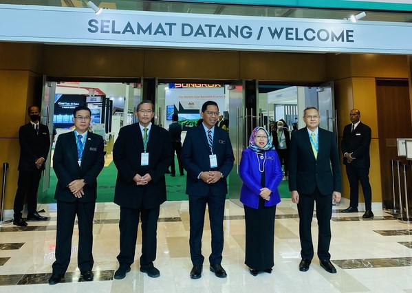 Dato’ Seri Ir.Dr. Zaini Ujang, Secretary General of the Ministry of Environment and Water (KASA) (third from left) ) accompanied by (from left) Dr. Ching Too a/l Kim, Deputy Secretary General (Water and Sewerage Service) from KASA, Dato’ Iskandar bin Abdul Samad, Chairman Malaysia Green Technology And Climate Change Corporation (MGTC), Yang Puan Noor Afifah Binti Abdul Razak, Deputy Secretary General (Environment) from KASA and En. Shamsul Bahar Mohd. Nor, Chief Executive Officer from MGTC.