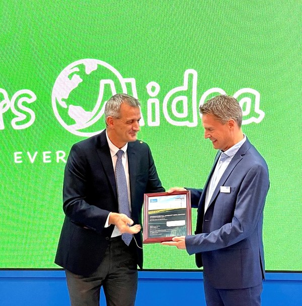 TUV南德Robert Ostendorf 先生（左）为美的空调Mark Seng先生（右）颁发全球首个空调环境产品声明