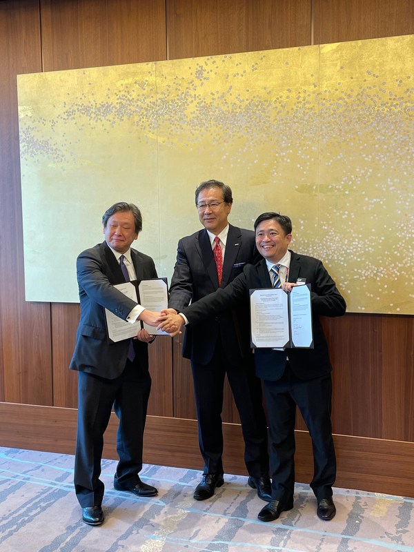 Left to right: Mr. Seiji Sakurada-san, President and Representative Director of Fuji Nihon Seito Corporation; Mr. Shinichi Sekita-san, President of Unitec Foods; Mr. Kok Tsiang Yin, Regional Commercial Director Asia Pacific