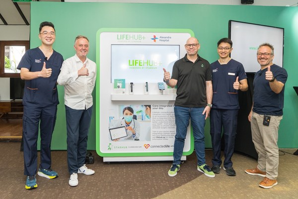 From Left to Right: Dr Alex Yip, Clinical Director of AH’s Healthcare Redesign, Steve Morley Director, Fitbit Health Solutions International and APAC, Johan Buse, Chief, Consumer Business Group, StarHub, Dr Jason Phua, CEO AH and Daryl Arnold, CEO of ConnectedLife