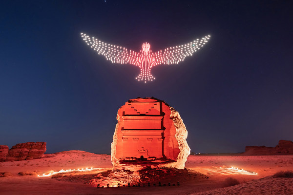 在位於沙特阿拉伯王國首個聯合國教科文組織世界遺產希格拉，以光線繪畫的獵鷹在庫薩之子萊希安靈墓 (Tomb of Lyhian Son of Kuza) 的上空飛翔。希格拉的無人機光線表演以無人機在歐拉的黑暗天空飛翔，塑造飛行雕塑，並配以音樂，在科技的交叉點展示表演藝術作品，探索光線的真正起源和美感。希格拉無人機表演由 AlUla Moments 和 SKYMAGIC 呈獻，並由 Balich Wonder Studio KSA 製作，及由 AlUla Moments 提供。