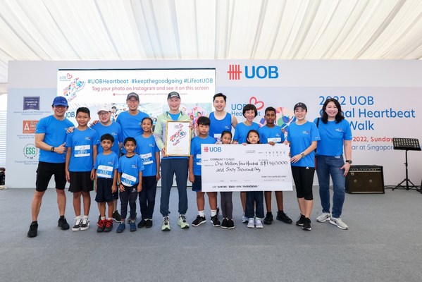 Mr Wee Ee Cheong, UOB’s Deputy Chairman and Chief Executive Officer (centre), presented a cheque of funds raised by UOB in Singapore to Ms Rae Lee, Director, Philanthropic Partnership and Engagement, Community Chest and the beneficiaries.