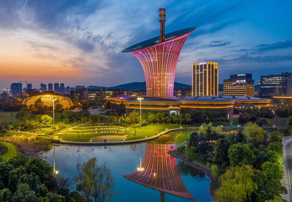 Wuhan East Lake High-tech Zone has more than 4,000 national high-tech enterprises and is the fastest economic growing area in Wuhan. This is the symbolic building of Donghu High-tech Zone, its shape is similar to a horseshoe lotus.