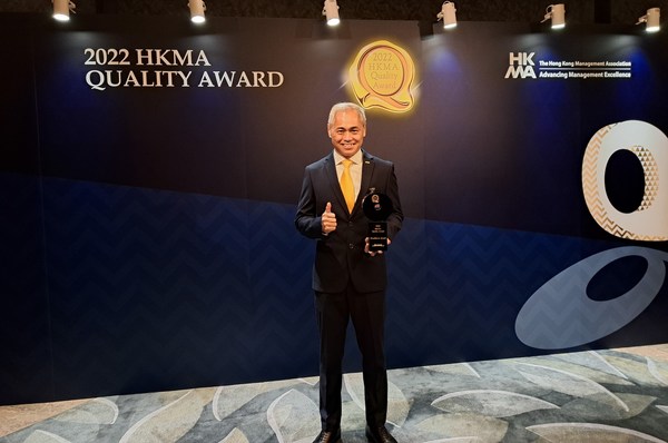 Chee Choong Ng, Senior Vice President and Managing Director of DHL Express Hong Kong and Macau receives the Excellence Award at Hong Kong Management Association’s Quality Award 2022 Ceremony held on October 17