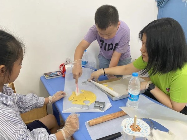 闵行校区的孩子们体验DIY饼干