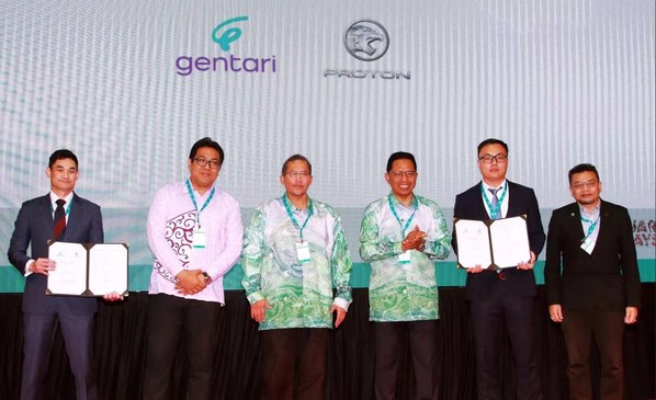 Gentari清洁能源解决方案转型负责人Shah Yang Razalli（左一），马石油总裁兼集团首席执行官Datuk Tengku Muhammad Taufik（左二），马来西亚绿色科技与气候变化中心主席Datuk Iskandar Abdul Samad（左三），马来西亚环境与水务部秘书长Dato' Seri Ir Dr Zaini Ujang（右三），PRO-NET首席执行官张强（右二） ，宝腾副首席执行官Roslan Abdullah（右一）共同出席签署仪式