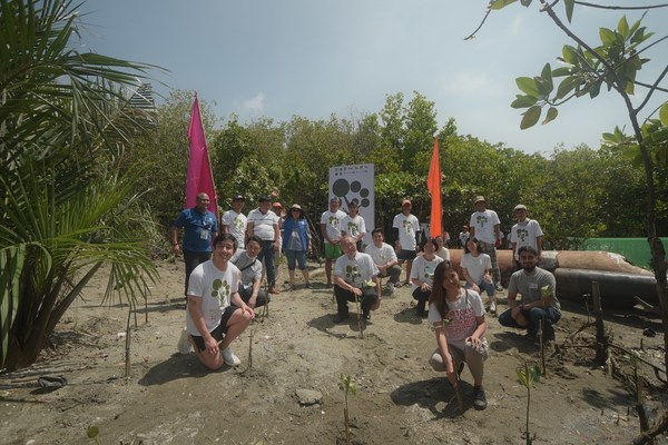 FR Foundation Secretary-General Yoshio Ishida, (center) and SM Foundation AVP for Livelihood and Outreach Programs Cristie Angeles (behind, fifth from left) lead the Grow Trees Community launch in Pampanga.