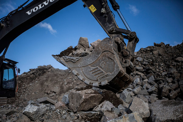 단단한 암석 및 채석장 작업 환경을 위해 Hardox® 500 Tuf 내마모성 강재로 이전 세대 제품 대비 중량을 450kg(992lbs)이나 줄이면서 높은 내구성을 확보한 Fronteq사의 Granit 버킷.