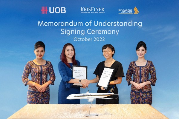 Jacquelyn Tan (tengah kiri), Head of Group Personal Financial Services UOB dengan JoAnn Tan (tengah kanan), SIA Senior Vice President, Marketing Planning at the signing of the UOB-SIA strategic regional partnership MOU
