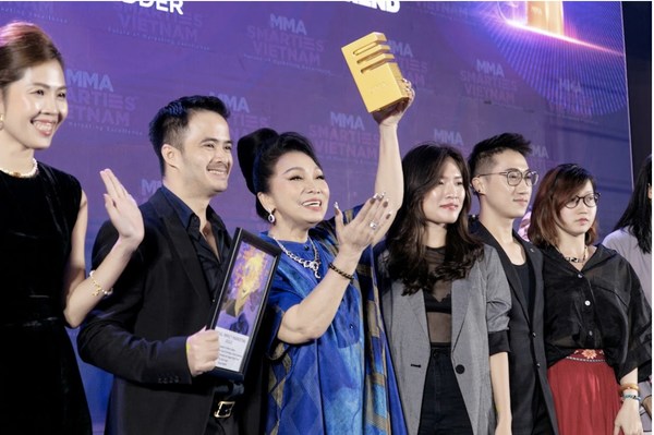Doctor of Arts - People's Artist Bach Tuyet and Dentsu Redder team at the Gala Night