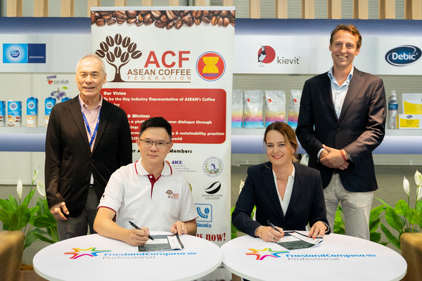 Mr. Victor Mah, President of ASEAN Coffee Federation and ASEAN Coffee Institute, and Mr Steven Tan, Executive Director of ASEAN Coffee Federation, and Ms. Loes Snijder, Head of Marketing Coffee and Tea Specialists, FrieslandCampina Professional, and Mr. Jelle Folmer, Commercial Director APAC, FrieslandCampina Professional, at the sponsorship-signing ceremony held in Singapore on 26 October 2022.