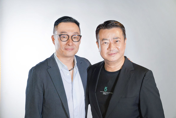 騰訊雲國際高級副總裁楊寶樹（左）與 Blue 首席執行官兼執行董事Charles Hung（右）。