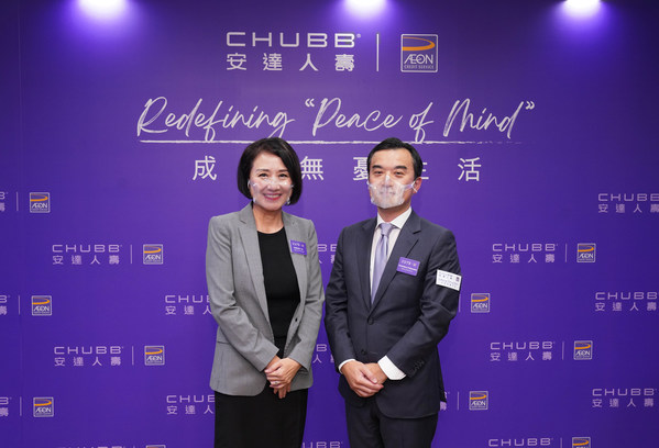 At the partnership launch ceremony, Mrs. Belinda Au, President of Chubb Life Hong Kong and Head of North Asia, greeted Mr. Tomoharu Fukayama, Managing Director of AEON Credit Service.