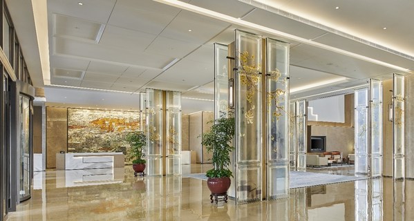 苏州吴中希尔顿逸林酒店 由银杏设计元素点缀的大堂空间