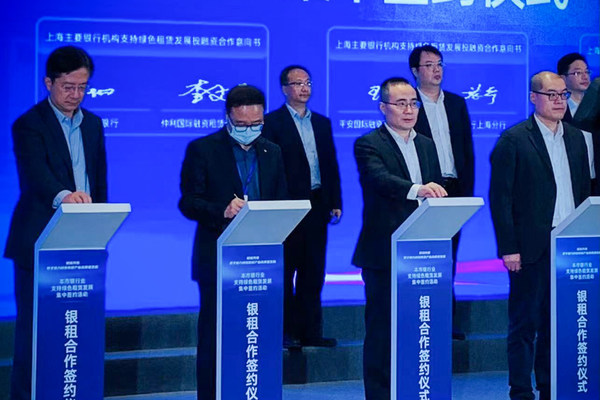 仲利国际总经理陈坤明代表与上海银行签约