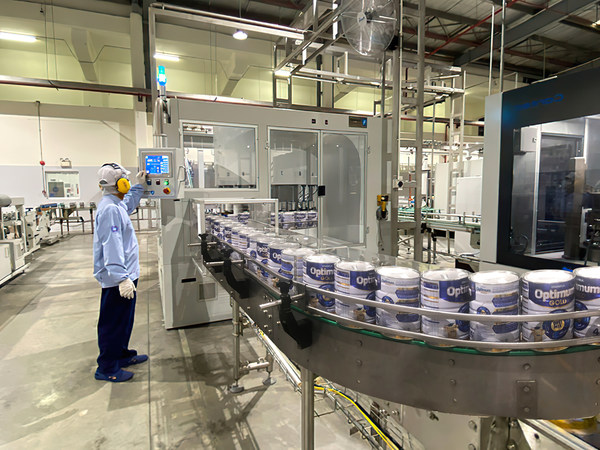 Vinamilk의 분유 공장 영국 생산 라인은 시간당 약 23,000개의 제품을 생산한다.