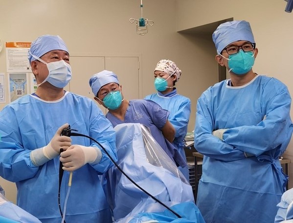王建业教授现场指导手术，朱刚教授和张凯副主任医师实施手术