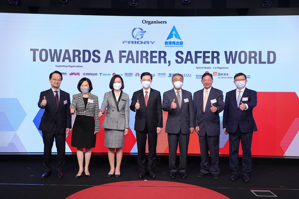 左からPatrick Tsang、Regina Ip、Lu Xinning、李家超（John KC Lee）、Yang Yirui、Herman Hu、Kennedy Wongの各氏