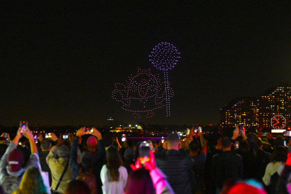 《糖果传奇》借助炫酷的无人机表演装点纽约市天际线，以此庆祝标志性的快乐十周年