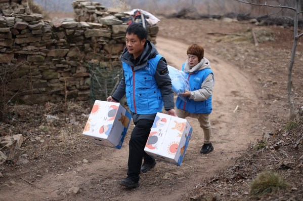 山路难行，志愿者徒步为孩子送去温暖包