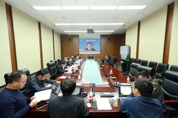 中国电机工程学会代表在各分会场宣读鉴定规则、宣布鉴定委员会名单