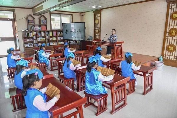 Children dressed in traditional Chinese uniforms attend a Confucian class in Jining. [Photo/Shandian News]