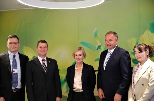 芬兰驻华大使孟蓝女士（左三）、芬兰驻华商务处商务参赞田马可先生（左二）与UPM管理层一起接受媒体采访