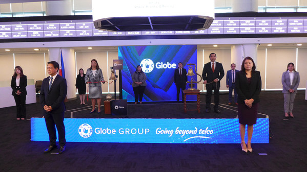 Globe Chief Finance Officer Rizza Maniego-Eala led the ringing of the bell at the Philippine Stock Exchange on October 28 as the Philippines’ leading digital solutions platform marked a milestone in making its first rights offer in over two decades, raising gross proceeds of around P17 billion.