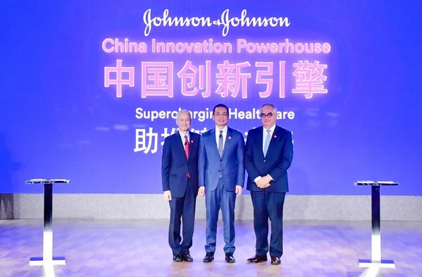 强生首席执行官杜安卿Joaquin Duato（左）与强生全球资深副总裁、中国区主席宋为群（中）共同启动强生中国创新引擎