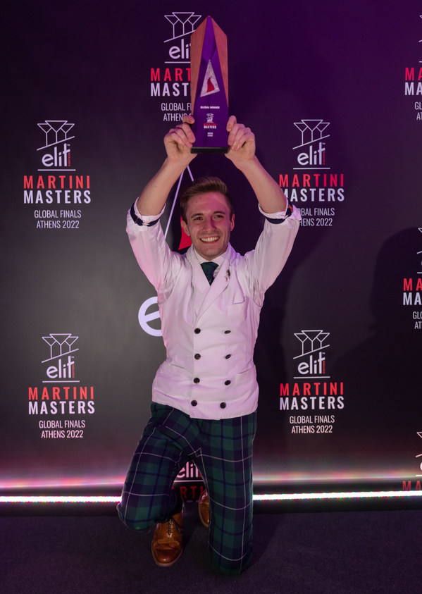 ARTURO BURZIO FROM THE UK, REPRESENTING SCARFS BAR, IS CROWNED THE 2022 ELIT MARTINI MASTER
