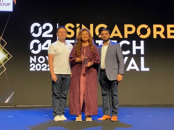 Amor Maclang (tengah) menerima anugerah Pemimpin ASEAN Fintech Global beliau daripada Jia Hang, Pengurus Besar SEA, Ant Group (kiri) dan Shadab Taiyabi, Presiden Singapore FinTech Association (kanan).