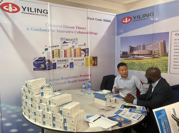 Staff of Yiling Pharmaceutical gave introduction of Lianhua Qingwen Capsules to Nigerian doctors