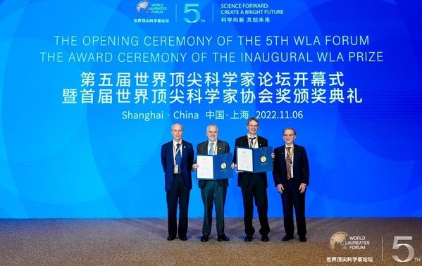 Hai nhà khoa học đoạt giải WLA nhận huy chương tại Lễ trao giải WLA khai mạc của Diễn đàn Giải thưởng Thế giới lần thứ 5 vào ngày 6 tháng 11.