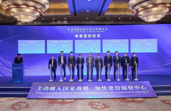 2022年11月5日上海の第5回中国国際輸入博覧会における雲南貿易ミッションの調印式、Chen Fei氏撮影
