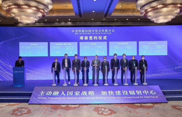 Signing ceremony of Yunnan Trade Mission at the 5th China International Import Expo on 5th November 2022 in Shanghai, by Chen Fei