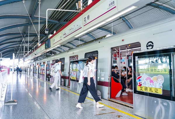 Foto menunjukkan Stesen Huaqiao Shanghai Metro Line 11 di zon pembangunan ekonomi Huaqiao Kunshan