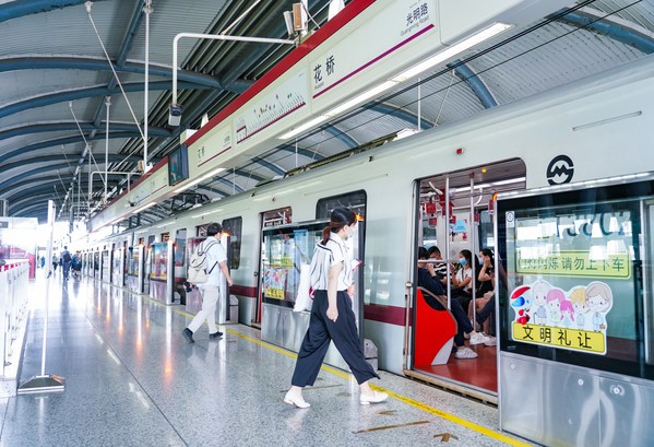 ภาพรถไฟเซี่ยงไฮ้สาย 11 สถานีหัวเฉียว ในเขตพัฒนาเศรษฐกิจหัวเฉียว เมืองคุนซาน