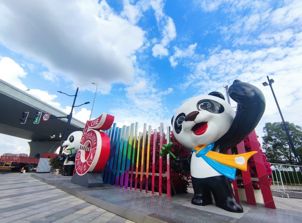 Jinbao, mascot of the China International Import Expo welcomes participants from all over the world. (Photo by Liu Tianyang)