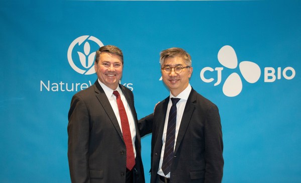 지난 5월 24일, 미국 NatureWorks 본사에서 CJ BIO 소속 이승진 경영리더 (오른쪽)과 NatureWorks의 CEO Rich Altice (왼쪽)이 사업 의향서 (LOI)에 서명 후 기념 사진을 찍고 있다.