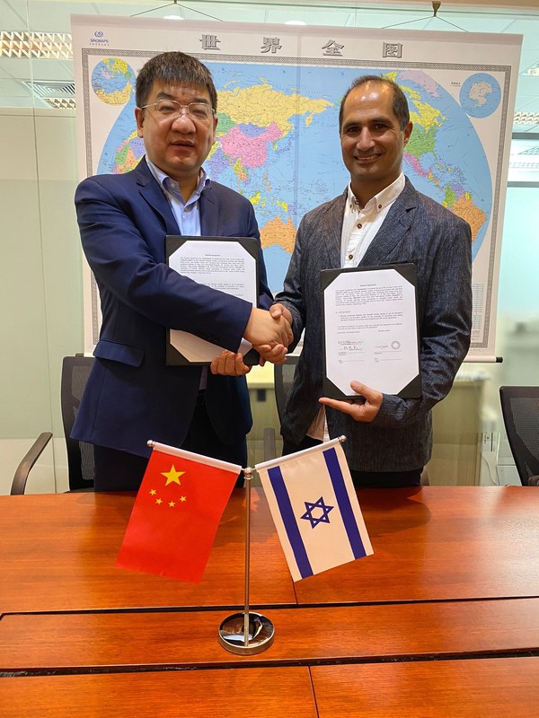 (左) 先豐服務集團的集團副總裁Dennis Lu , (右) Monitair首席執行官Aviad Enav Zagha簽署了一項戰略合作協議