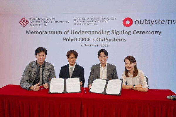D'esquerra a dreta: Dr. Jason Chan, MH, JP, degà associat (desenvolupament) i cap de tecnologia de la informació i professor Peter P. Yuen, degà de PolyU CPCE;  Leonard Tan i Sylvia Lee d'OutSystems
