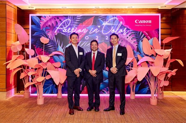 1.佳能香港董事长及行政总裁尾泽一弘先生(中)欢迎行业领袖到访“Passion in Color 2022”活动，并鼓励来宾尽情释放想像力。