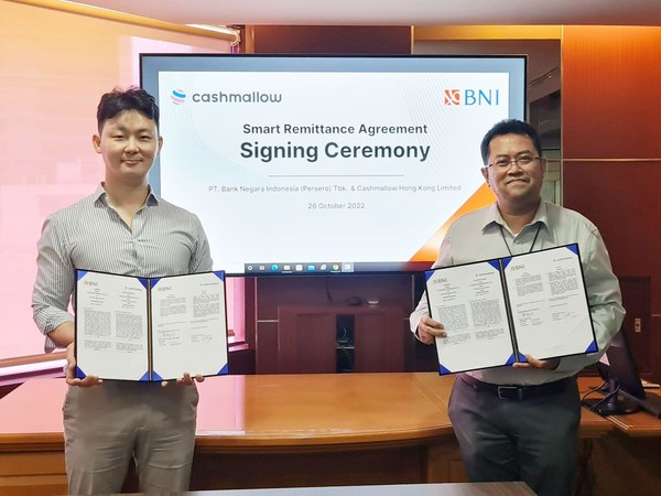 Cashmallow首席執行官Hyeongun Yun（左）和BNI數碼項目經理Martinus Trias Hendarko（右）, 攝於Cashmallow與BNI的簽約儀式上