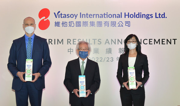 圖片(1)：維他奶管理層展示在香港最新推出的維他奶 鮮植物奶+系列產品。圖為（左起）集團行政總裁陸博濤先生、執行主席羅友禮先生、集團首席財務總監吳茵虹女士。