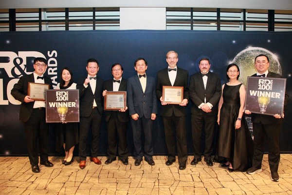 ITRI and Celanese® Micromax™ representatives accepted the awards at the R&D 100 Awards Gala in San Diego on November 17