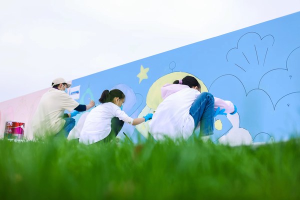 志愿者们共同为浦东新区儿童友好社区环境建设注入新的“色彩”