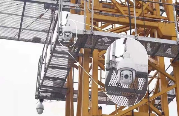 武汉华侨城-红坊“透明工地”，安装在塔吊上的高清摄像头