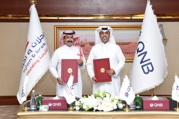 阿吉兰兄弟集团及其子公司董事长、沙特商工总会主席阿吉兰-艾尔-阿吉兰（图左）