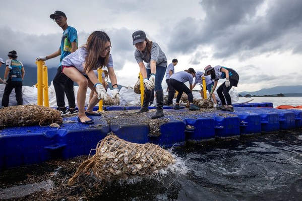 Members of The Nature Conservancy Hong Kong team deploying recycled oyster shells into the Tolo Harbour in June 2022 ©The Nature Conservancy